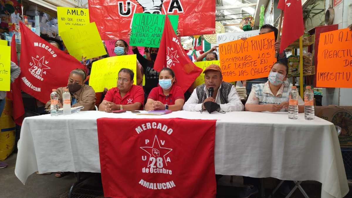 Locatarios del mercado Amalucan rechazan la existencia de socavones. (Angélica Tenahua)