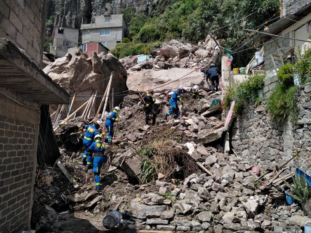 Personal de la Marina ayuda en la localización de las víctimas tras derrumbe en el cerro.
