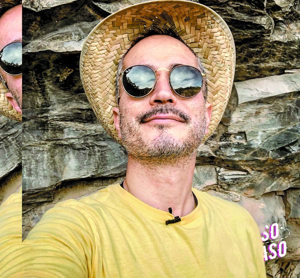 El también actor destaca que ha podido combinar sus dos facetas, aunque por la pandemia ha tenido que reservarse de los escenarios. ESPECIAL