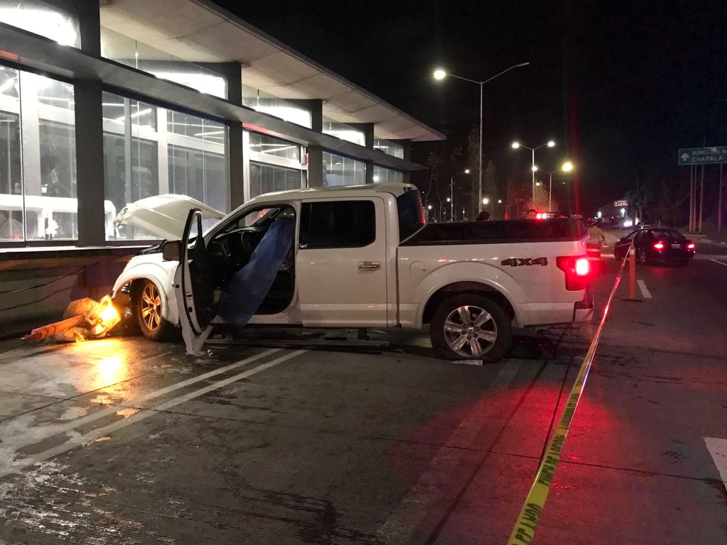 La camioneta se impactó contra una estación en construcción de Mi Macro Periférico. (Milenio)