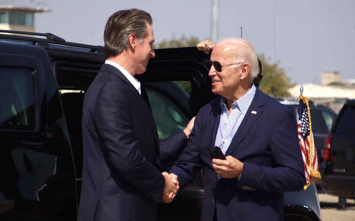 El gobernador Gavin Newsom recibió al presidente de EU, Joe Biden, en el aeropuerto de Sacramento. (Twitter)