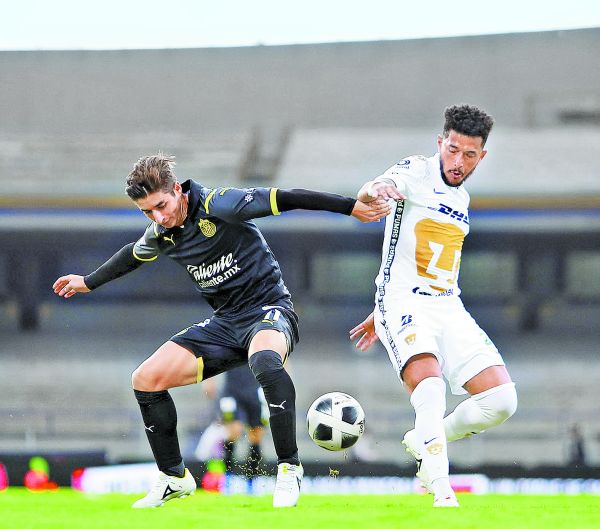 Isaac Brizuela y Rogério de Oliveira disputan la pelota. imago7