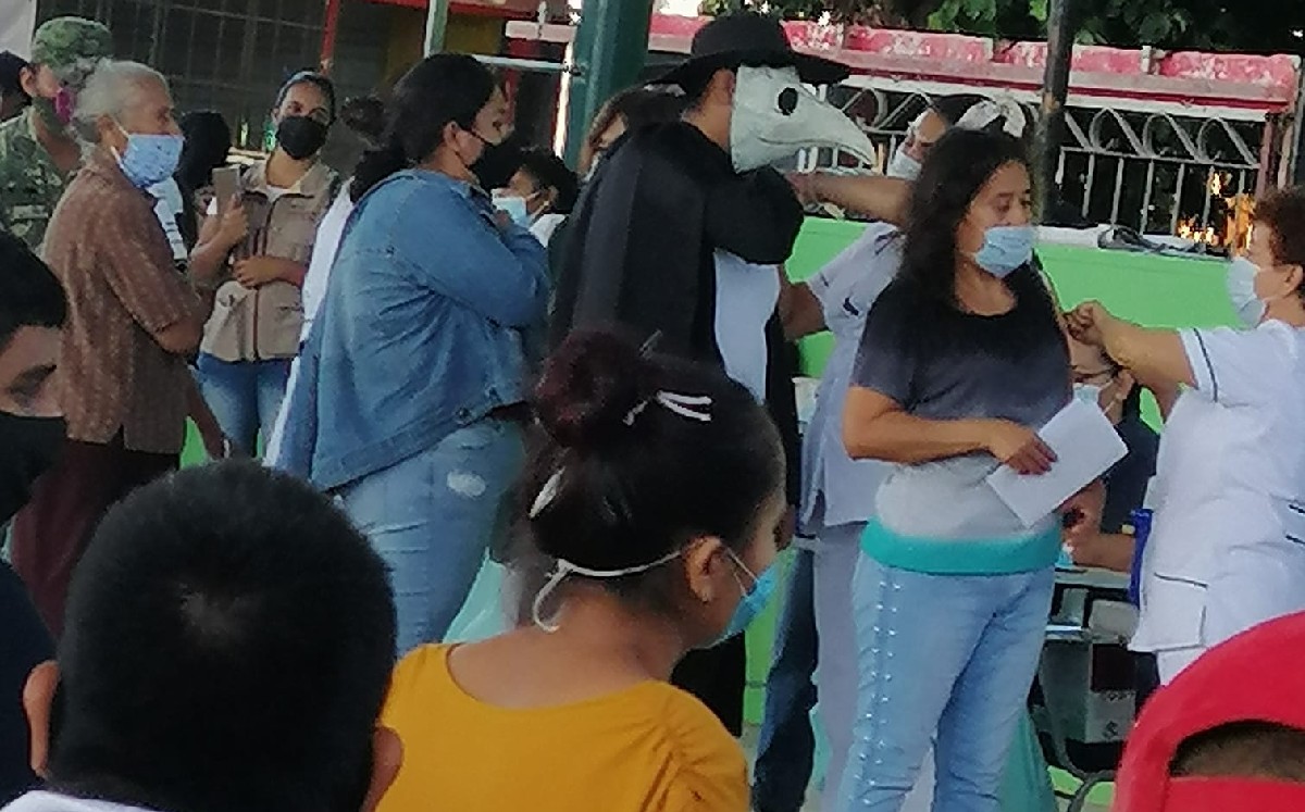 Un joven del ejido Coyote acudió disfrazado de la peste negra. (Especial)