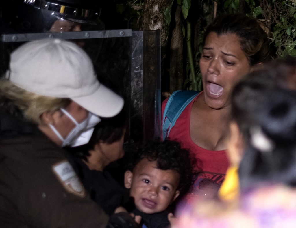 Los migrantes centroamericanos buscan llegar hacia Estados Unidos para huir de la violencia y la pobreza. (AFP)