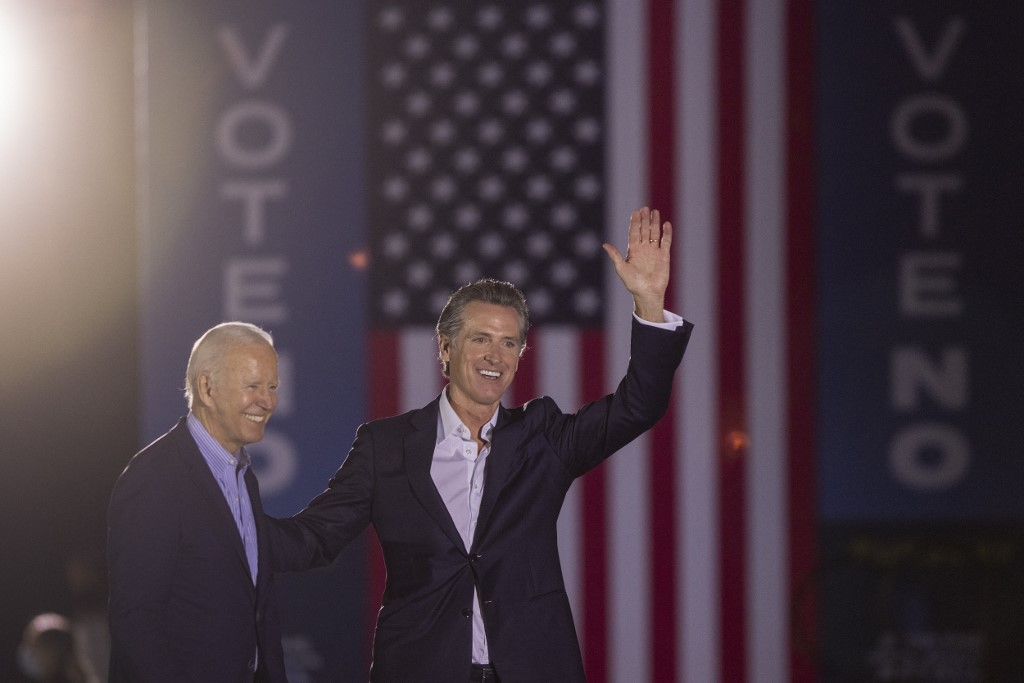 El presidente de Estados Unidos, Joe Biden, acompañado al gobernador de California, Gavin Newsom. (AFP)