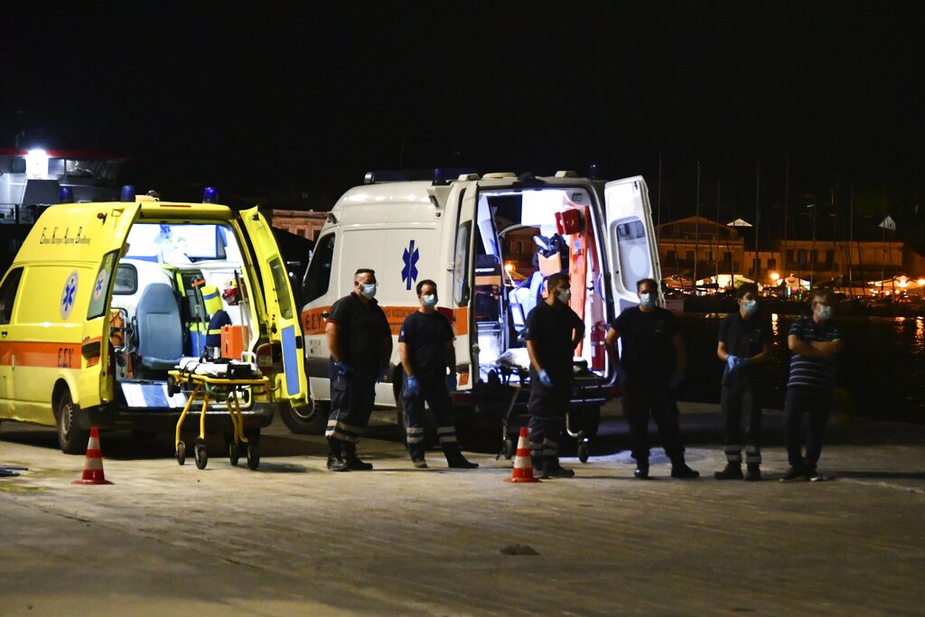 Los equipos de emergencia llegaron a la zona del mar Egeo tras la caída del avión. | AP