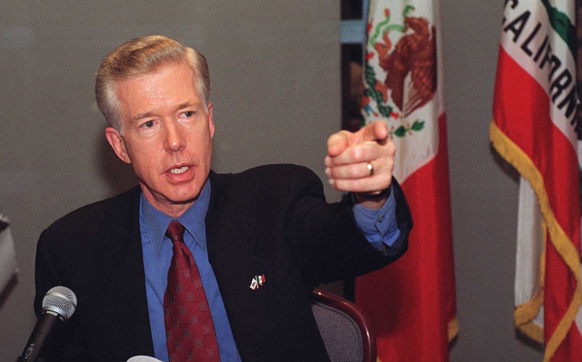 El exgobernador demócrata de California Gray Davis durante una conferencia de prensa. | Foto: MILENIO Archivo Digital