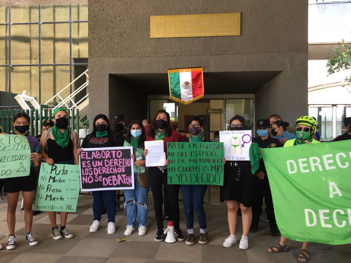 Feministas exigen a diputados de Nuevo León seguridad en Vagón Rosa. Foto: Kevin Recio.