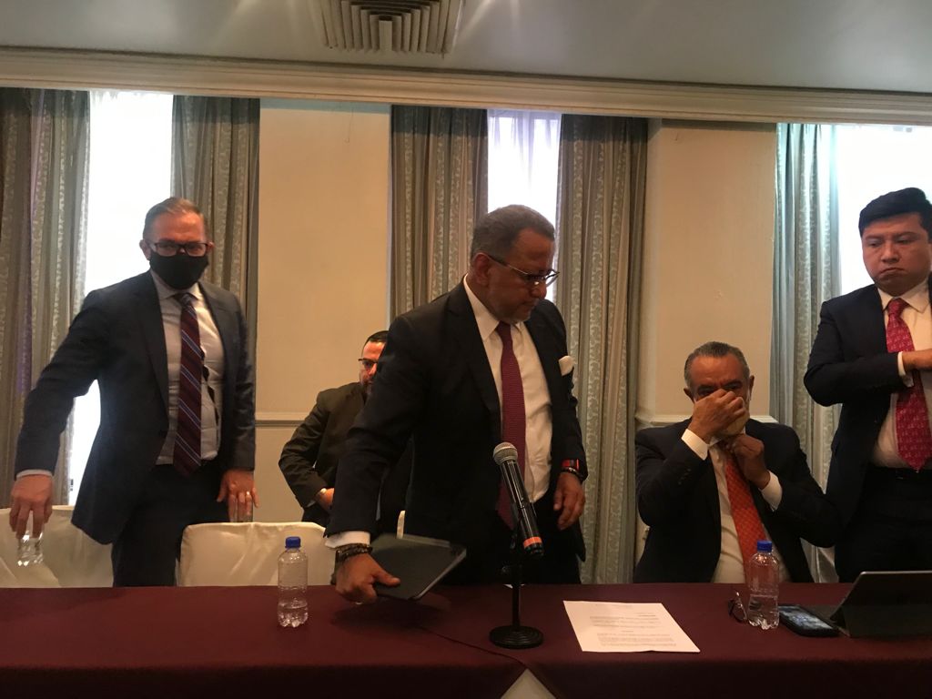 Gabriel Regino y su equipo de abogados. (Rubén Mosso)