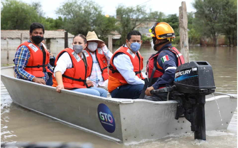 El gobernador de Guanajuato recorrió las zonas afectadas por inundaciones.