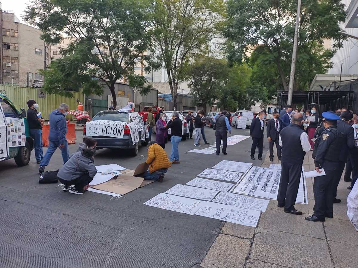 Habitantes del Edomex se manifiestan frente al Senado de la República (César Velazquez)