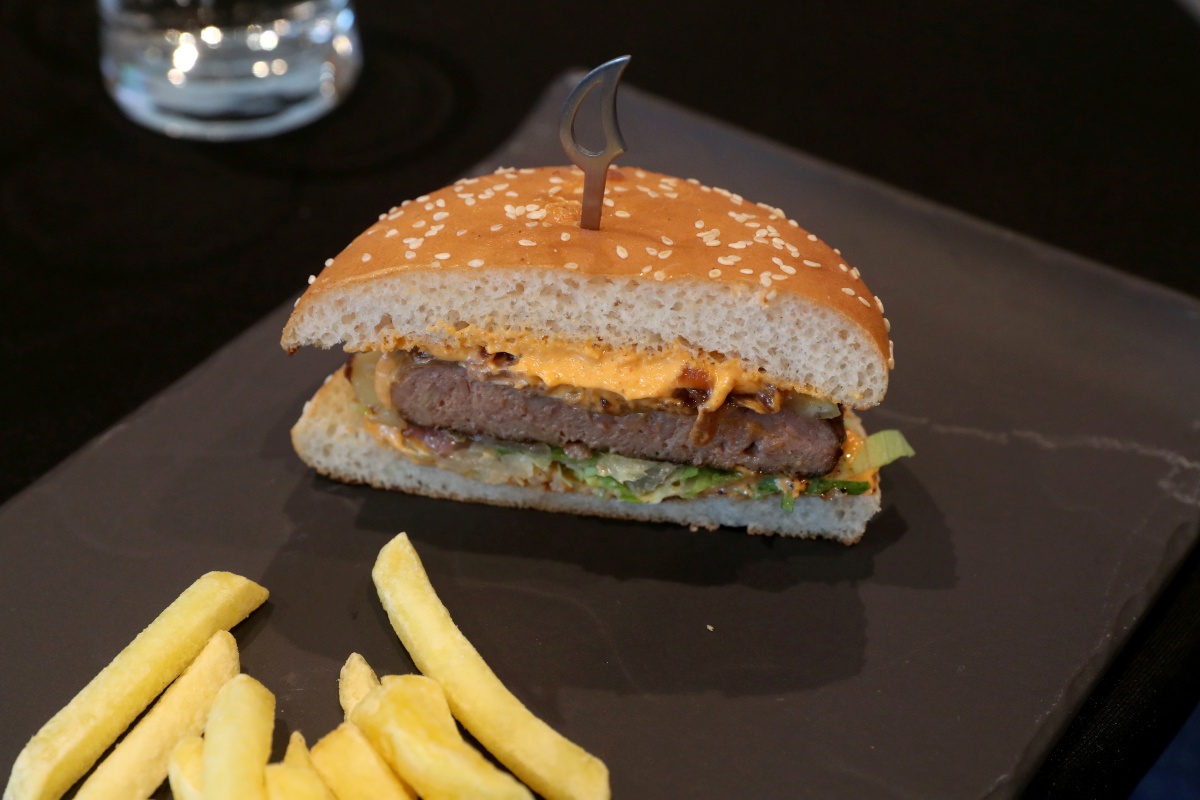 La hamburguesa es uno de los platillos más cotizados de la cocina rápida. (Reuters)