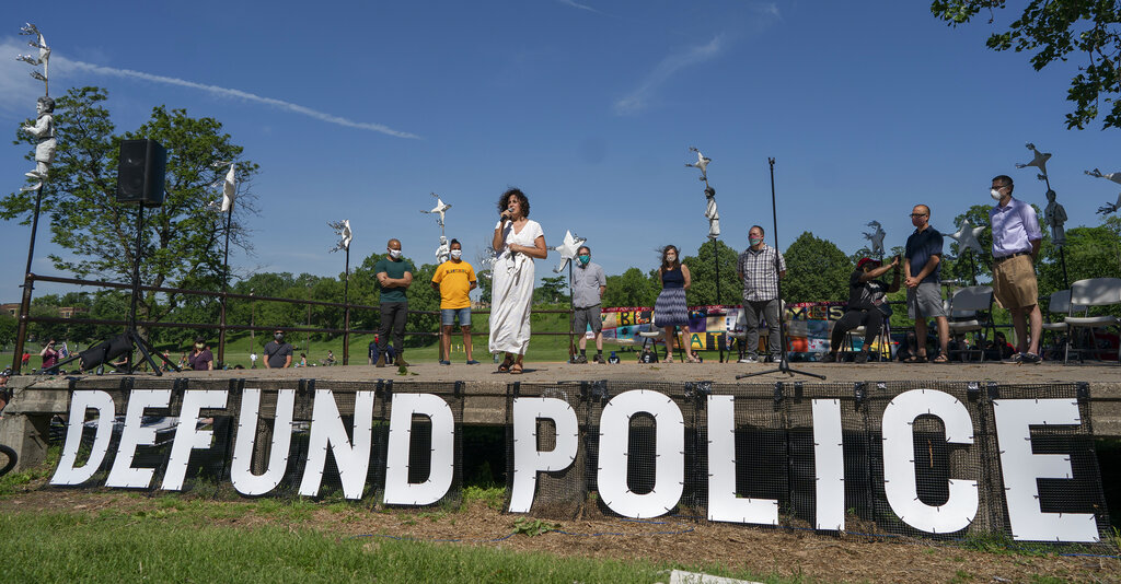 La policía en Estados Unidos está siendo escrutada por acusaciones de racismo policial. (AP)