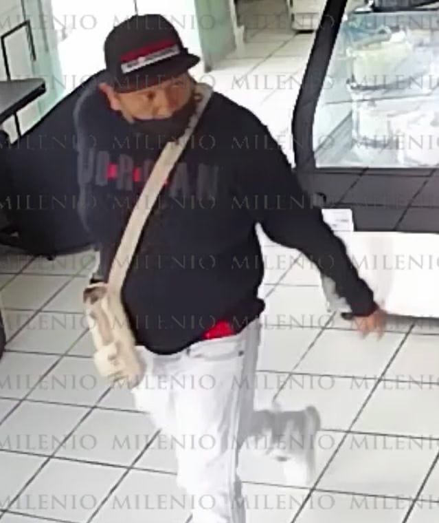Presunto asaltante registrado en las cámaras de seguridad internas. (Especial)