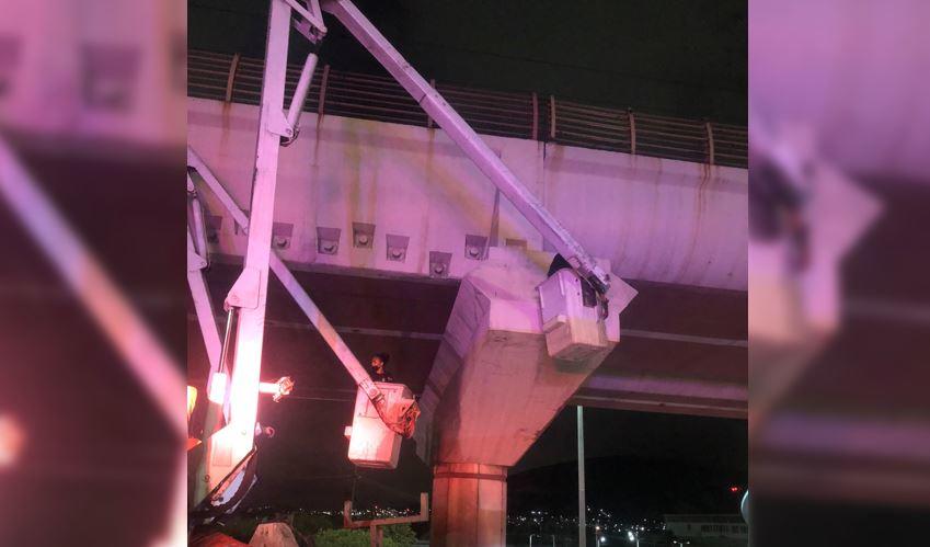 Rescatan a hombre que se encontraba sobre viga del Metro. Foto: Especial.