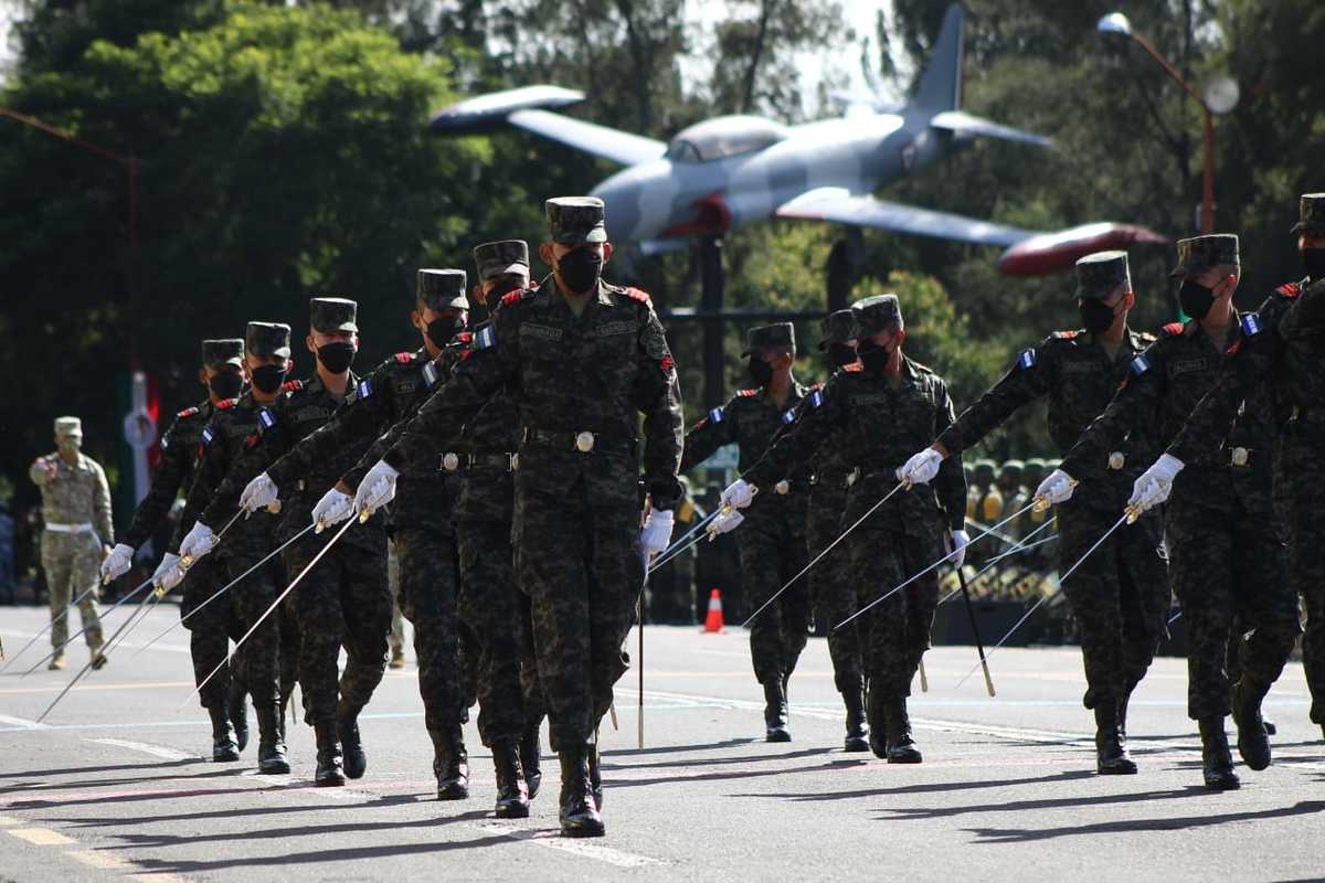 Los soldados alistan cada detalle para evitar errores en el desfile. (Rodrigo del Río)