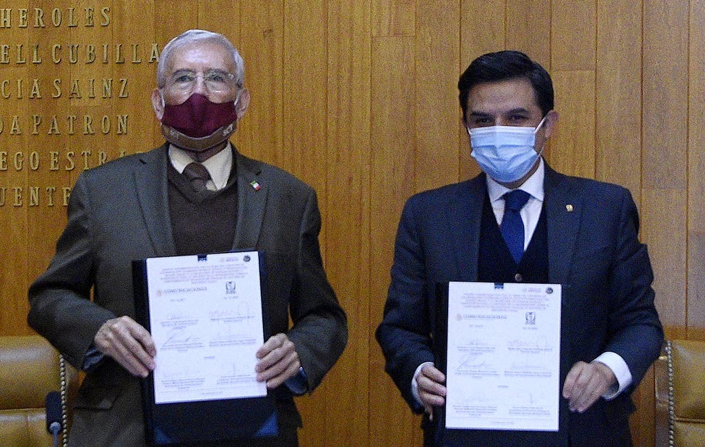 El titular de la SCT, Jorge Arganis y el director general del IMSS,  Zoé Robledo, rubricaron el documento. (Twitter)