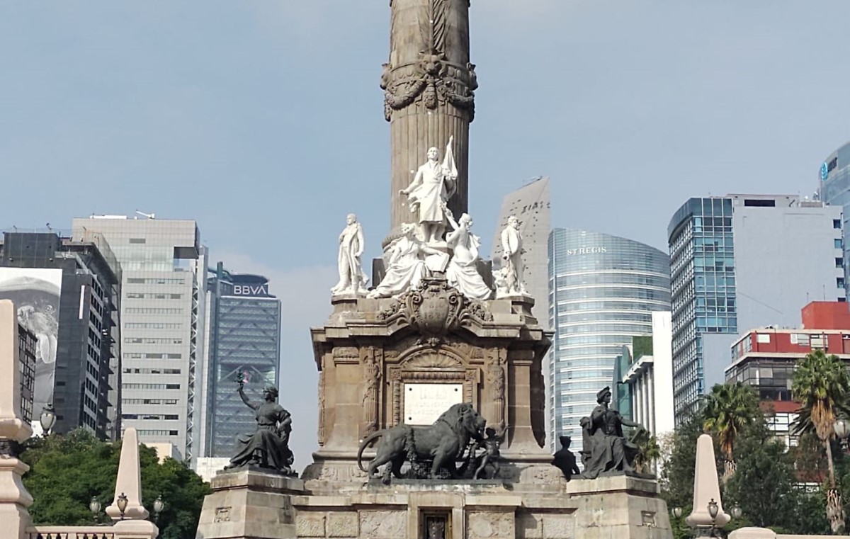 El Ángel continúa resguardo con vallas metálicas. | Ramón Ramírez