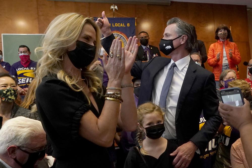 Gavin Newsom junto a su esposa Jennifer Siebel durante la elección revocatoria, 14 de septiembre del 2021. / Fotografía: AP.