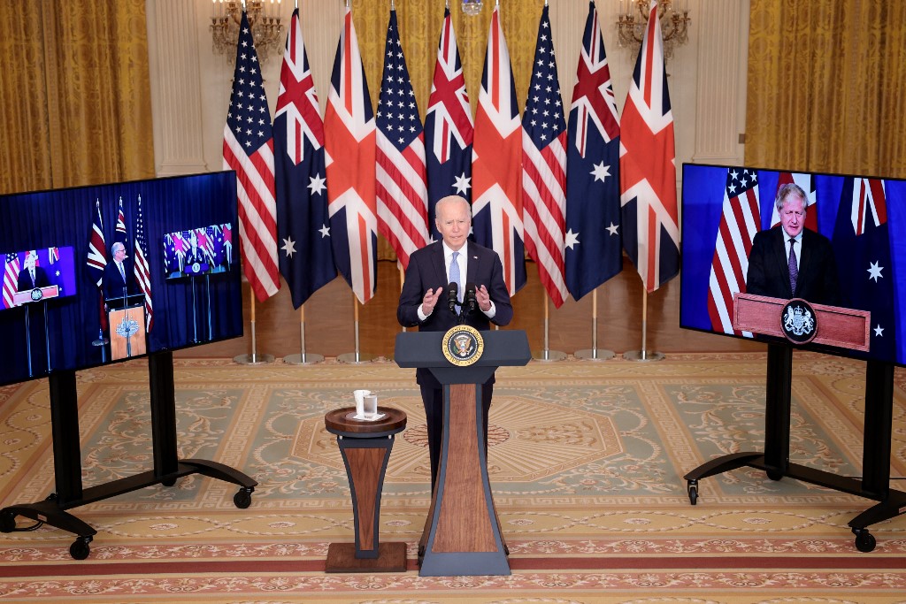 Joe Biden en conferencia de prensa en la Casa Blanca junto a los primeros ministros de Reino Unido y Australia, Boris Johnson y Scott Morrison. (AFP)