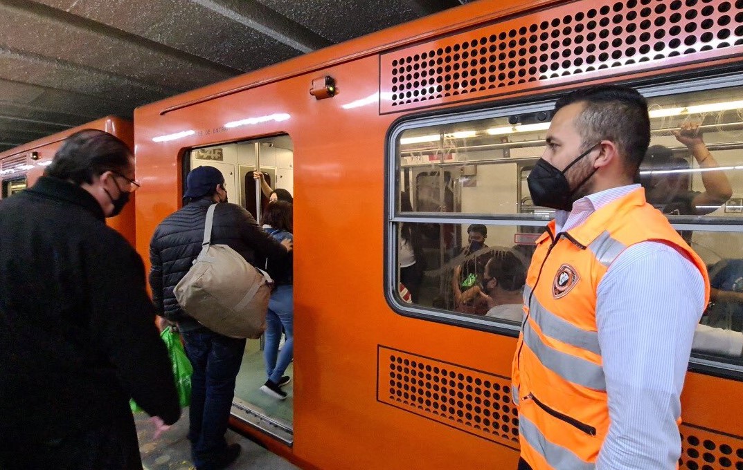 El Metro reforzó la vigilancia para evitar el traslado de pirotecnia. | Metro CdMx