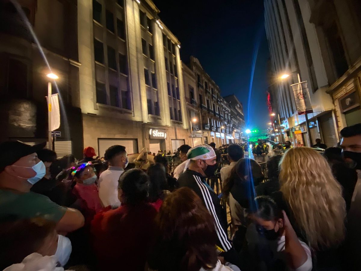Mexicanos se aglomeran en el Zócalo de CdMx para festeja el Grito de independencia | Selene Flores