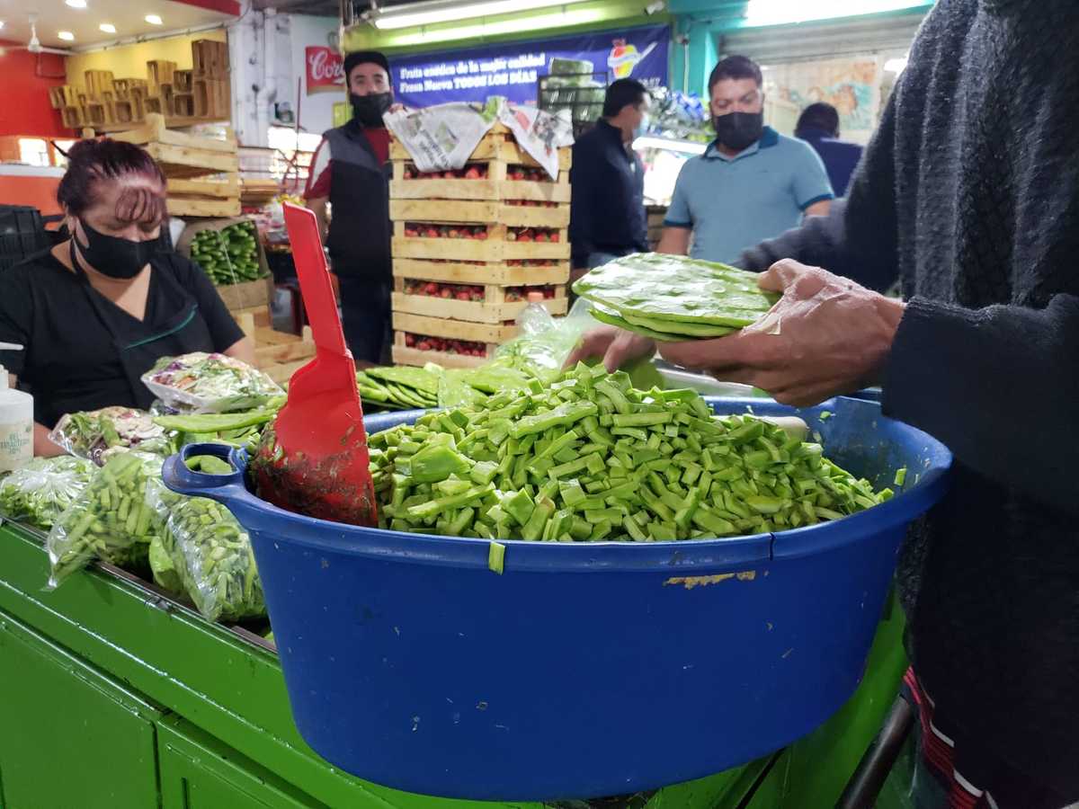 Los nopales son de los insumos más solicitados en el Mercado de Abastos. (Diana Barajas)