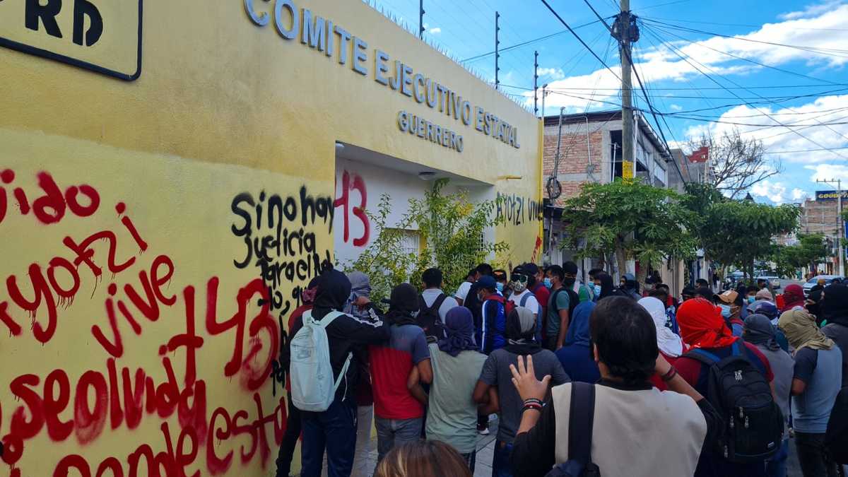 Realizaron pintas al interior y al exterior del inmueble. (Rogelio Agustín Esteban)