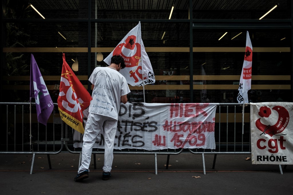 Algunos trabajadores del área de la salud han protestado contra la medida en Francia. | AFP