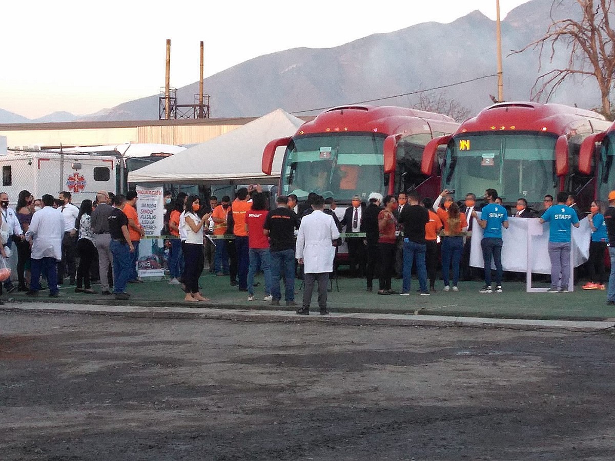 Vacunación transfronteriza Monterrey-Mission. Foto: Raúl Palacios.