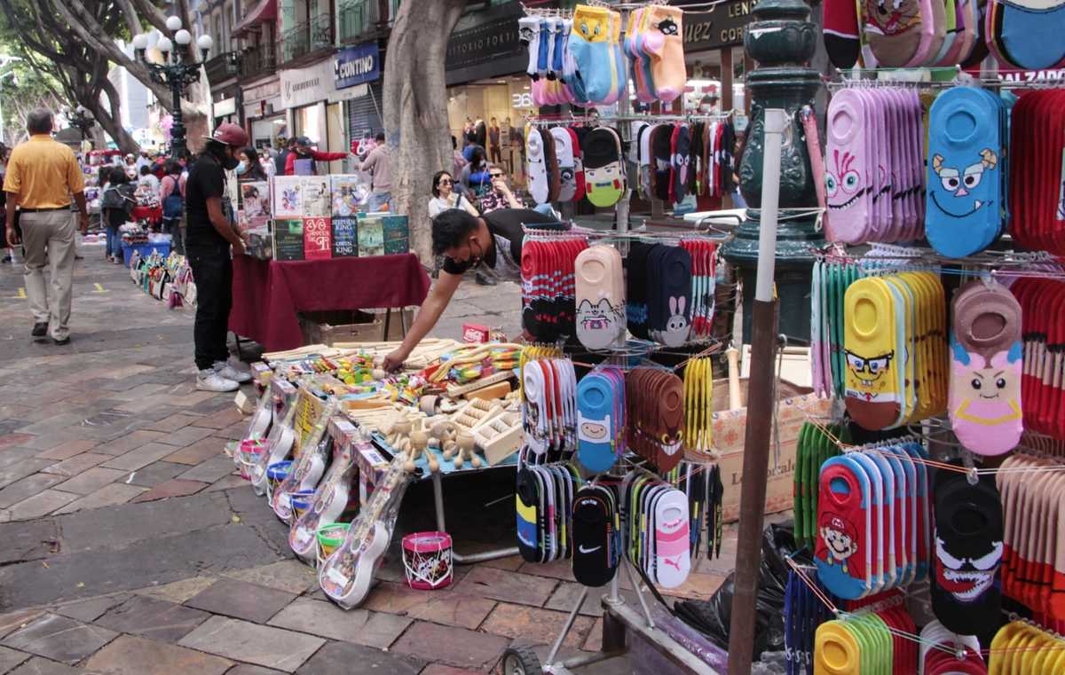 Vendedores ambulantes invaden corredor 5 de Mayo en Centro Histórico de Puebla. (Melanie Torres)