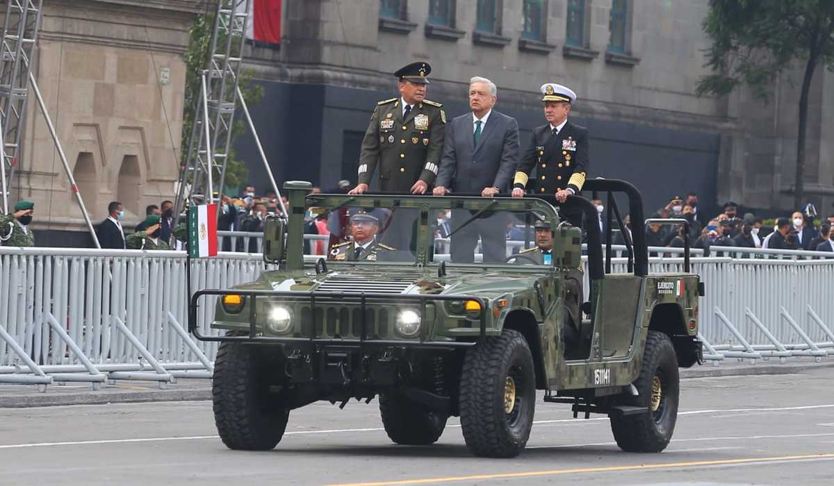 AMLO lideró el desfile militar recorriendo el Zócalo. Foto: Javier Ríos