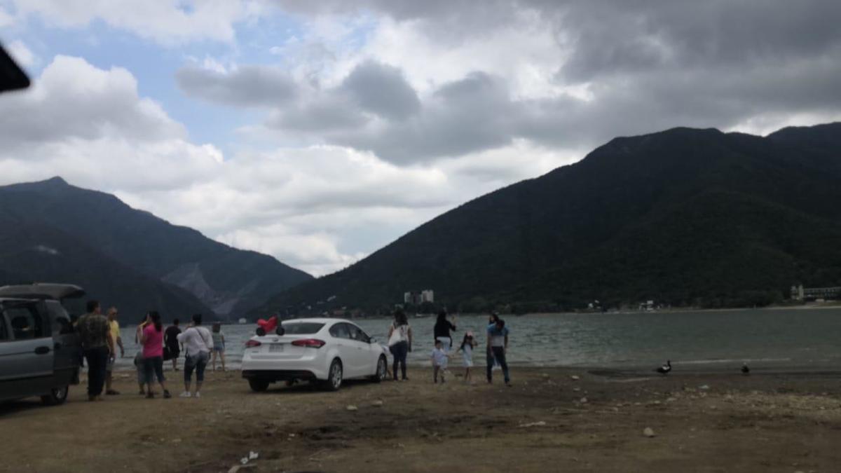 En asueto, turistas abandonan presa La Boca tras lluvias. Foto: Especial