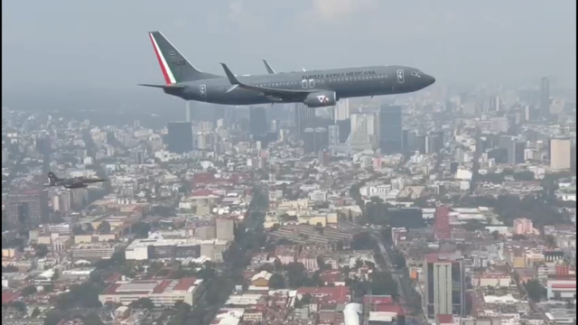 Aviones de Fuerza Aérea sobrevuelan CdMx en Desfile Militar