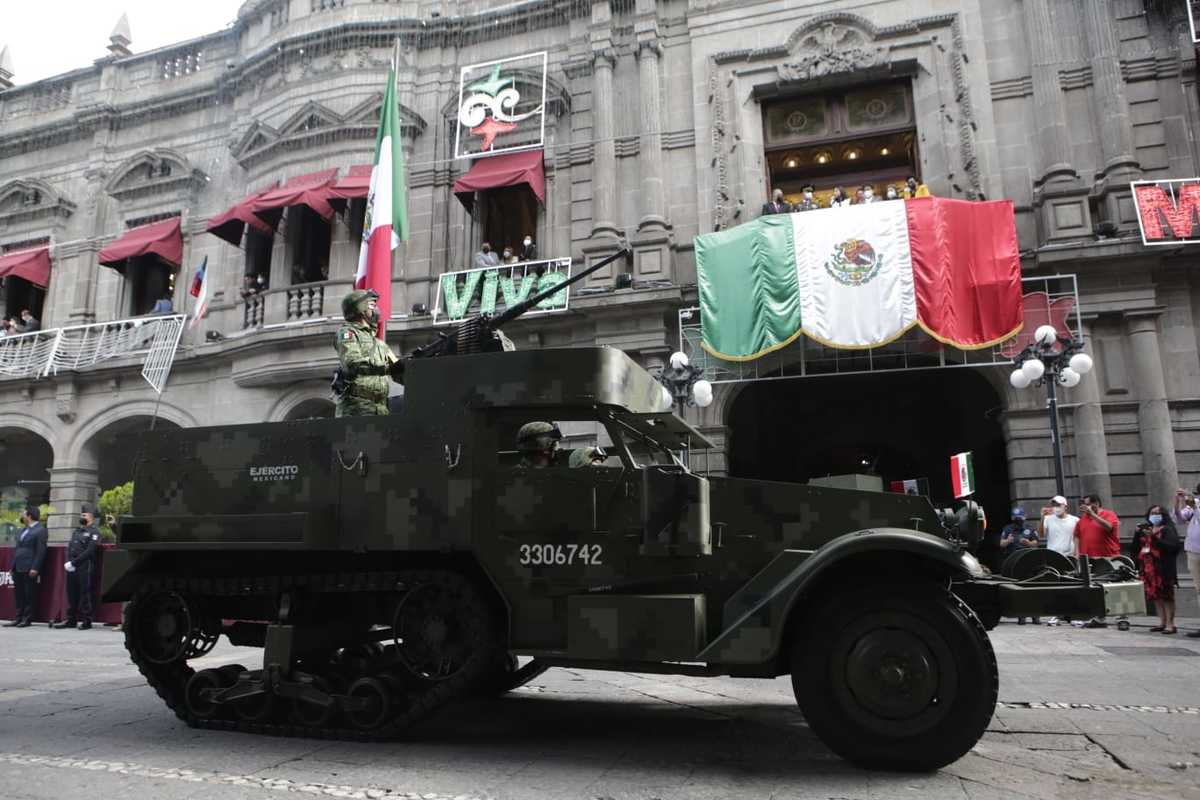 Claudia Rivera encabeza la presentación de tropas militares en zócalo de Puebla. (Andrés Lobato)