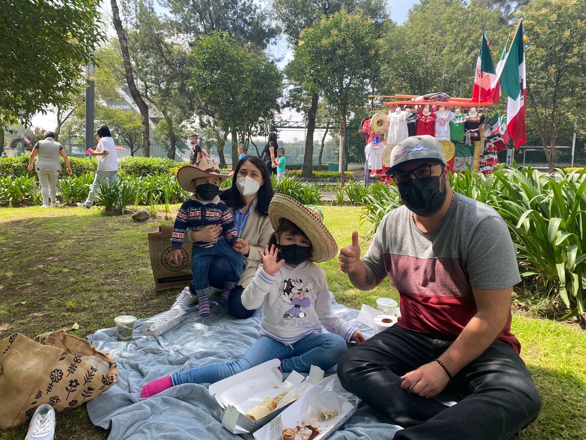 La familia compró tacos, burritos y aguas frescas para su picnic (Especial)