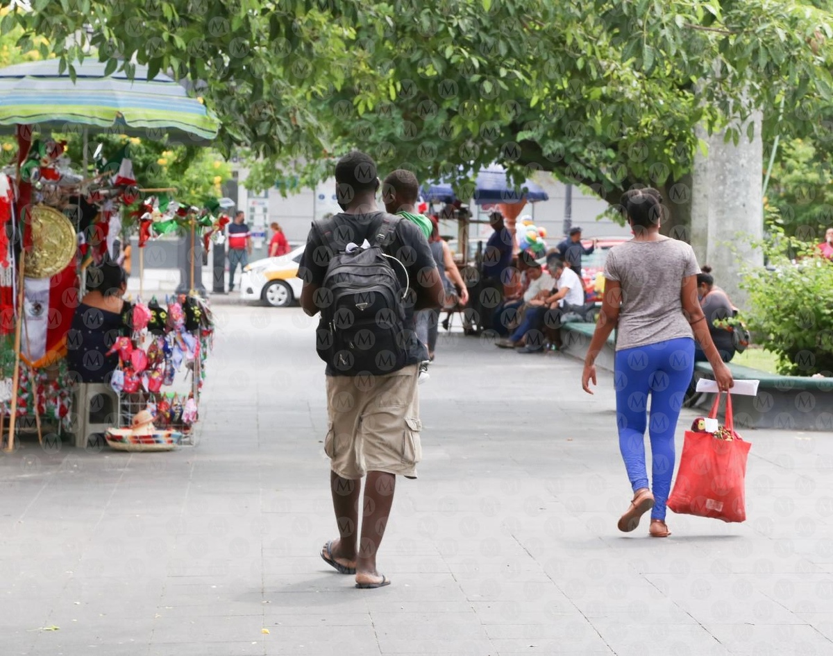 Familias de haitianos recorren el centro de Tampico (Yazmín Sánchez)
