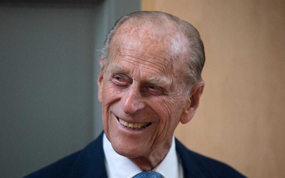 En esta foto del 8 de junio de 2015, el príncipe Felipe de Inglaterra, esposo de la reina Isabel II, sonríe tras develar una placa | FOTO: AP