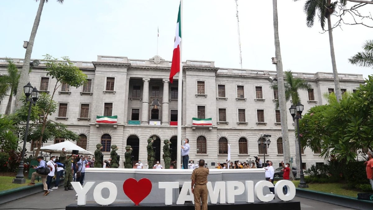 Izamiento de bandera en Tampico. (Yazmín Sánchez)