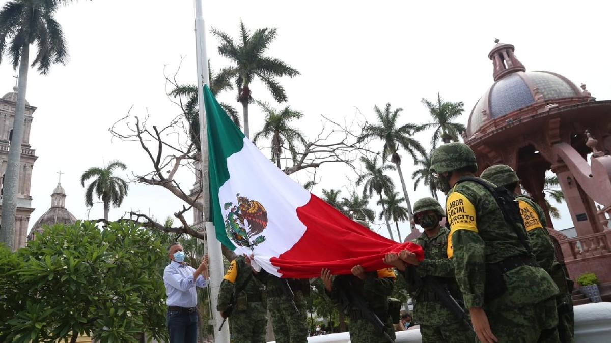 Izamiento de bandera en Tampico. (Yazmín Sánchez)
