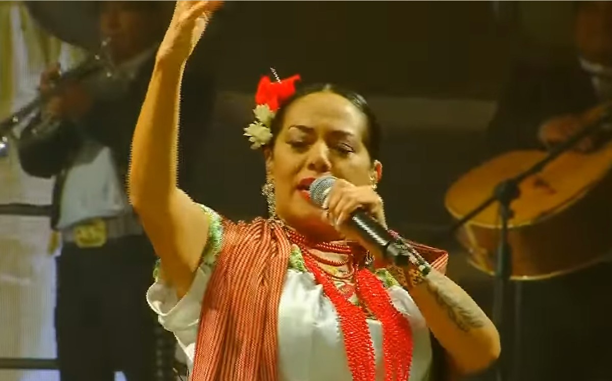 Lila Downs canta nueva versión de 'Latinoamérica' en Zócala de CdMx (Captura).