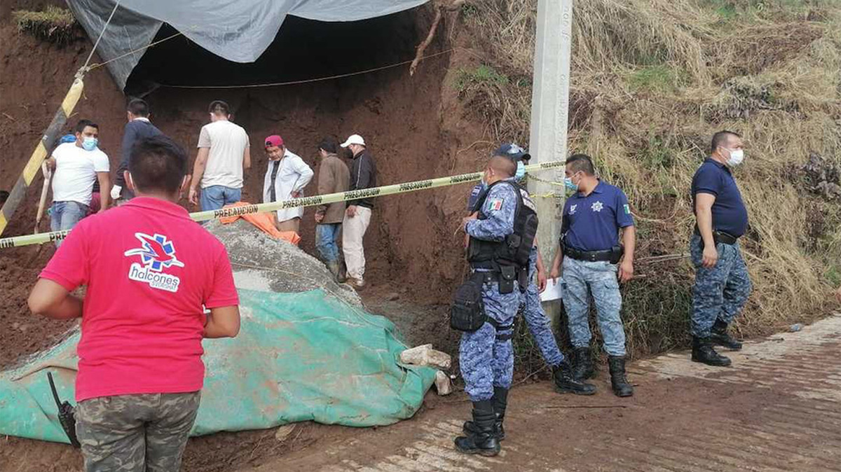 Mueren dos personas tras derrumbe de construcción en Tlanchinol