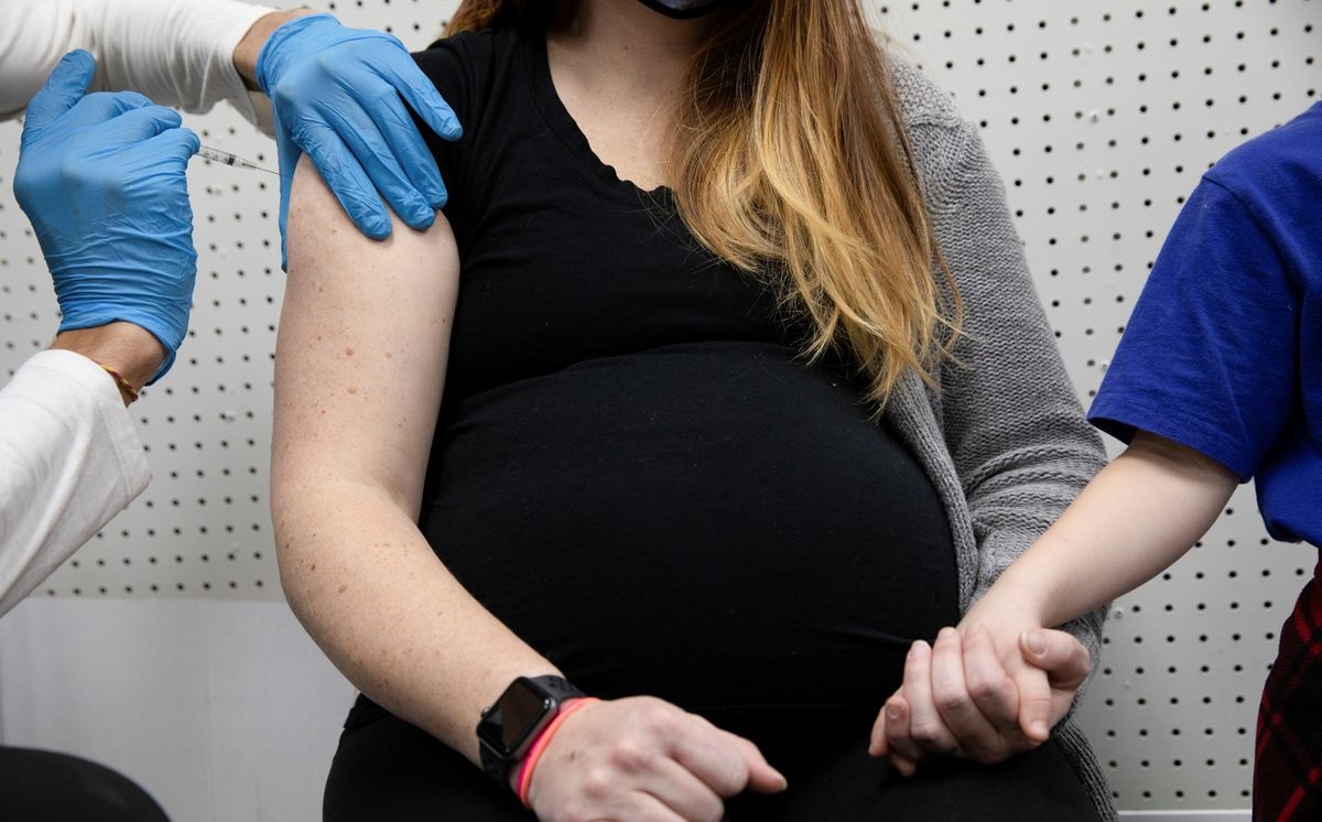 Mujer embarazada recibiendo una vacuna contra covid-19. (Reuters)