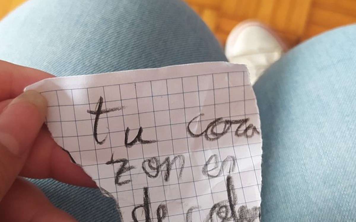 Niña recibe nota de su ex novio en la escuela; la cartita se volvió viral. (Especial)