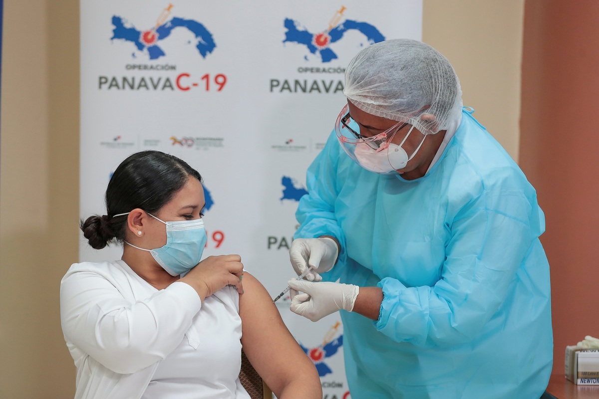 Panamá aplicará dosis de AstraZeneca a los turistas. (Reuters)