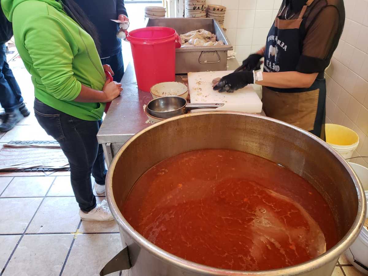El menudo es uno de los platillos predilectos para bajar la cruda. (Diana Barajas)