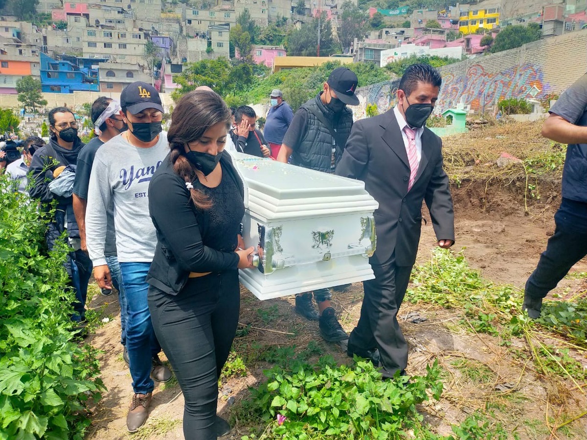 La procesión fúnebre avanzó al cementerio de la colonia en un trayecto de más de 30 minutos.