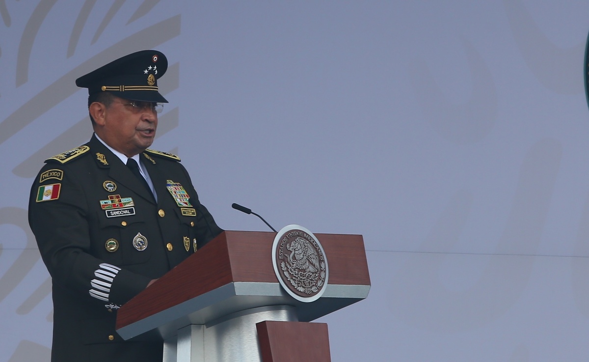 El secretario de Defensa, Luis Crescencio Sandoval, ofrece unas palabras en el Desfile Militar 2021. Foto: Javier Ríos
