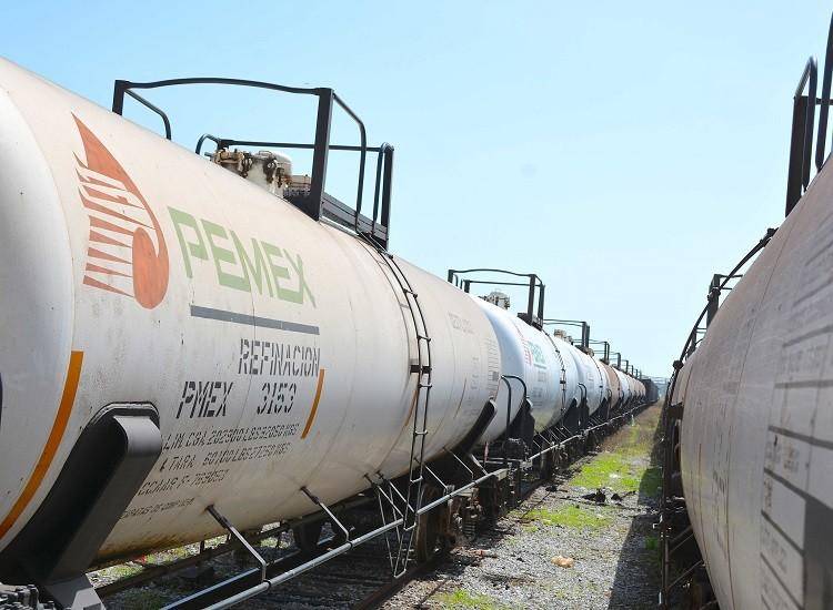Tanques de ferrocarril de Pemex con combustibles.