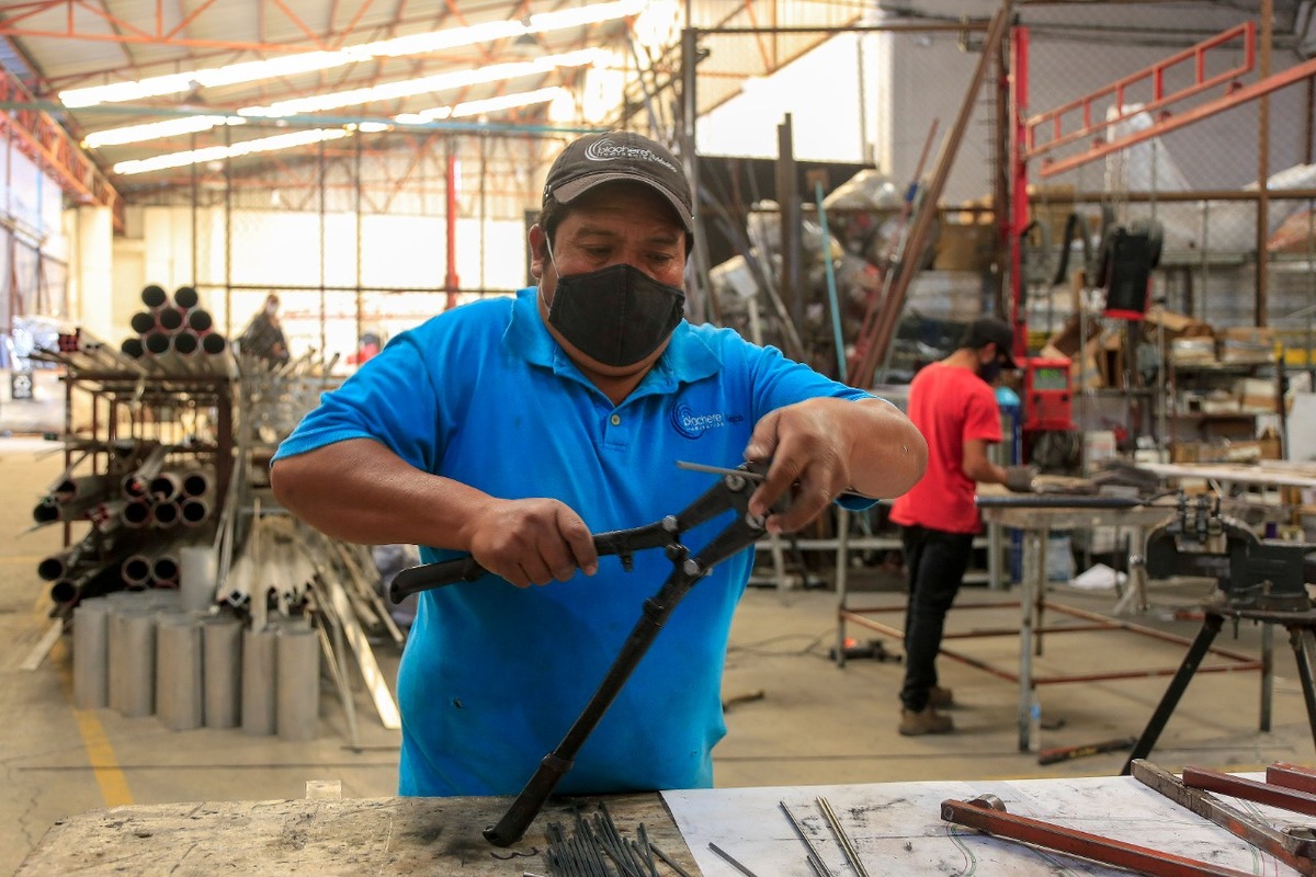 Trabajadores de la industria de la transformación durante su jornada | Andrés Lobato